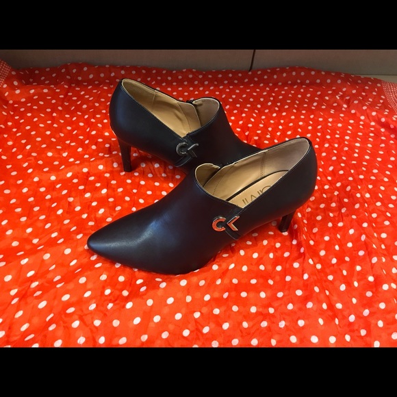 NWT Calvin Klein Jennavie black leather S9 booties - Picture 2 of 7